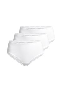 Drei weiße gerippte Baumwollunterhosen für Damen mit Spitze am Taillenbund und den Beinöffnungen, diagonal auf einem weißen Hintergrund gestapelt.