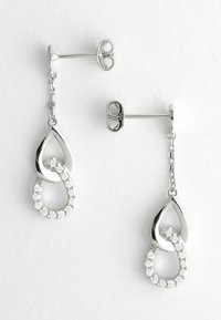 Silverhänge i form av droppar med sammanlänkade tårformade former, en polerad och den andra prydd med små klara ädelstenar, hängande från korta kedjor.