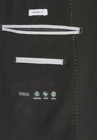 Schwarzer Stoff mit weißer Naht, ausgestattet mit zwei Reißverschlusstaschen und einem H-ECO-Logo, das auf recycelte und nachhaltige Materialien hinweist.