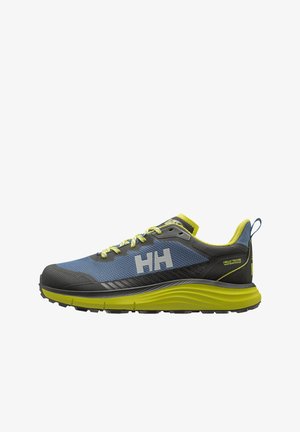 Zapato deportivo impermeable de corte bajo en azul y negro, con suela, cordones y forro interior amarillos, y logo "HH" en el lateral.