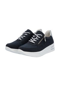 Baskets en suède navy avec des lacets blancs et un design texturé. Elles comportent une fermeture éclair sur le côté et une semelle intermédiaire blanche légèrement surélevée.