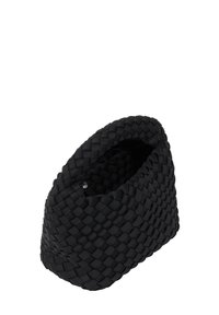 Bolso de mano negro de tejido, fabricado con material texturizado, que presenta un borde superior curvado y un interior espacioso. Sin herrajes ni acentos visibles.
