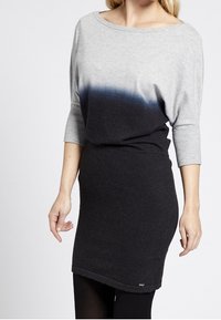 Grau- und marineblaues Gradientenkleid mit einem lockeren Ausschnitt, dreiviertellangen Ärmeln und einem taillierten Rock mit einem Saum bis zur Mitte des Oberschenkels.