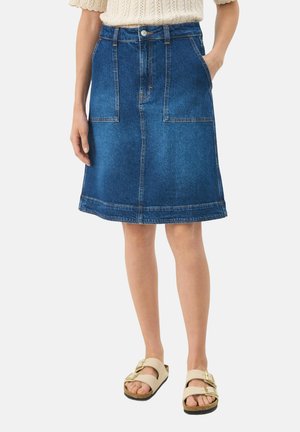 Dunkelblaue Jeansrock in gerader Form, mit zwei großen Fronttaschen und kontrastierenden Nähten. Knielanger Saum mit subtiler Textur.