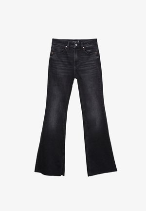 Jean noir évasé en denim avec une texture légèrement délavée. Comprend des poches avant, une fermeture éclair et des accents de couture visibles.