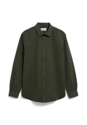 Chemise à manches longues vert foncé avec col, logo sur la poitrine et poignets boutonnés sur fond blanc.