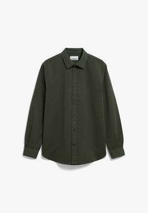 Donkergroene overhemd met lange mouwen, knopen en kraag, met een logo op de borst en knoopmanchetten, op een witte achtergrond.