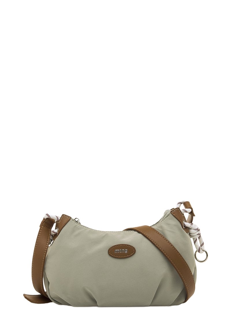 Bolso pequeño de nailon verde oliva con una correa y detalles en cuero marrón. Presenta un diseño sutil fruncido y herrajes metálicos en la cremallera.