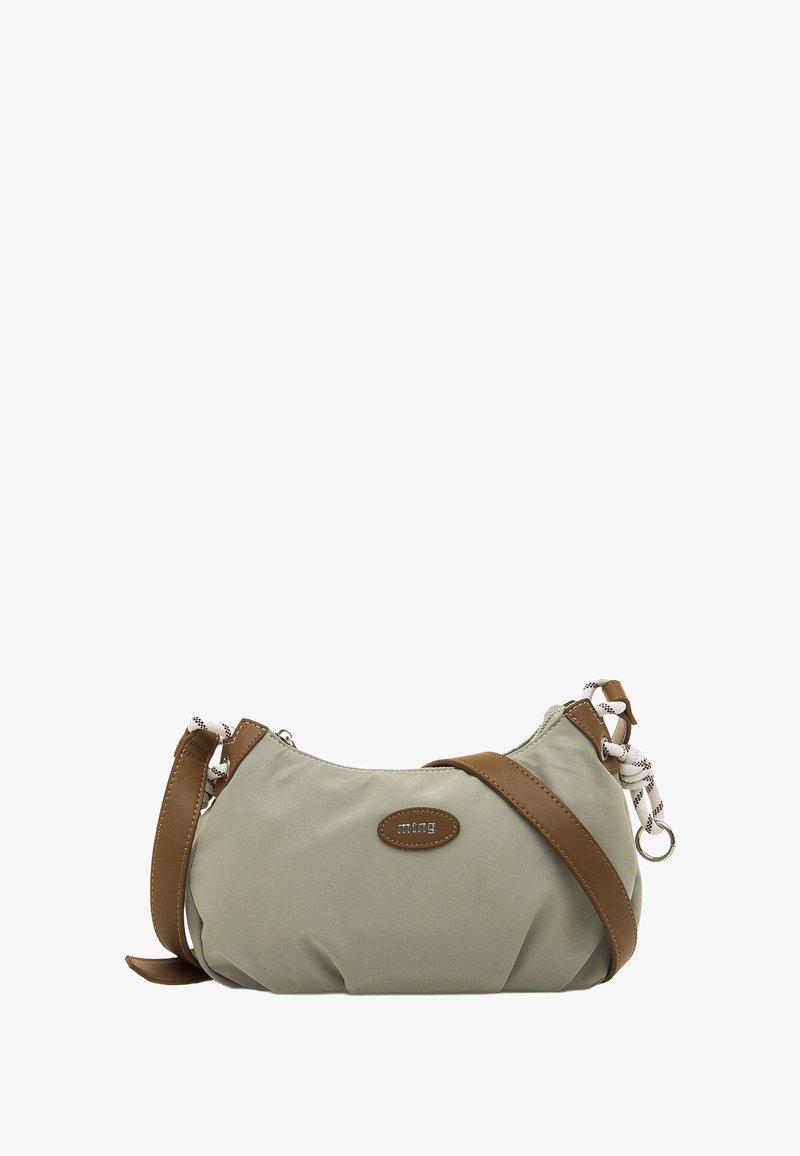 Bolso pequeño de nailon verde oliva con una correa y detalles en cuero marrón. Presenta un diseño sutil fruncido y herrajes metálicos en la cremallera.