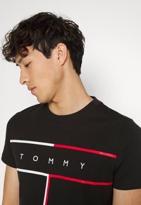 Tommy Hilfiger LARGE FLAG TEE - T-shirt estampada - black