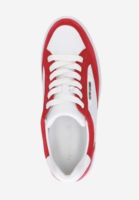 Zapatilla blanca y roja con un upper de ante y cuero, cordones planos blancos, punta redondeada y logo embosado en el lateral.