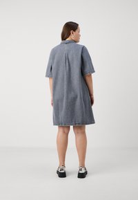 ONLY Carmakoma CARGRY A SHAPE DRESS - Τζιν φόρεμα - grey denim