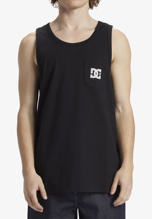 Schwarzes Baumwolltanktop mit rundem Halsausschnitt und einer kleinen Brusttasche mit einem kontrastierenden weißen Logo. Einfaches, entspanntes Design.