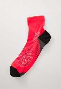 PERFORMANCE RUN QUARTER UNISEX - Sportzoknik - flash red