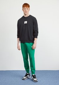 Jordan M J ESS STMT FLC CREW - Sweatshirt - black