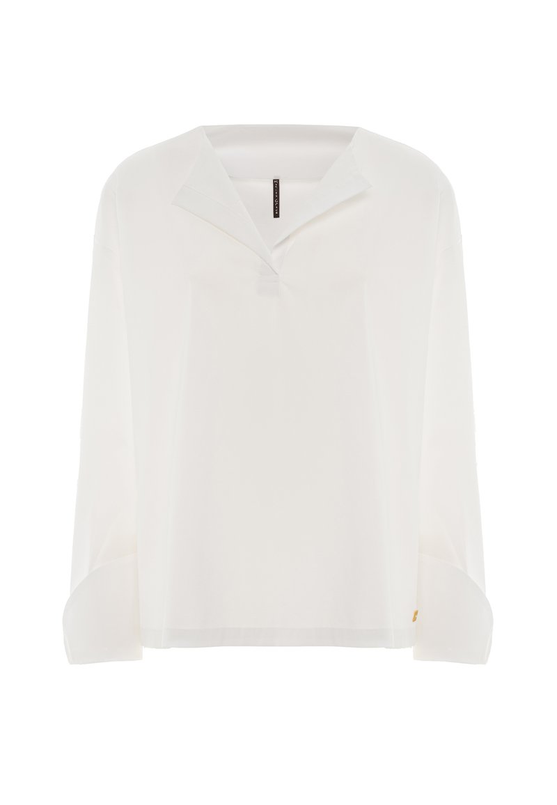 Camicia bianca a maniche lunghe con colletto a V, vestibilità ampia e spacchi laterali. Realizzata in tessuto leggero con una consistenza morbida.