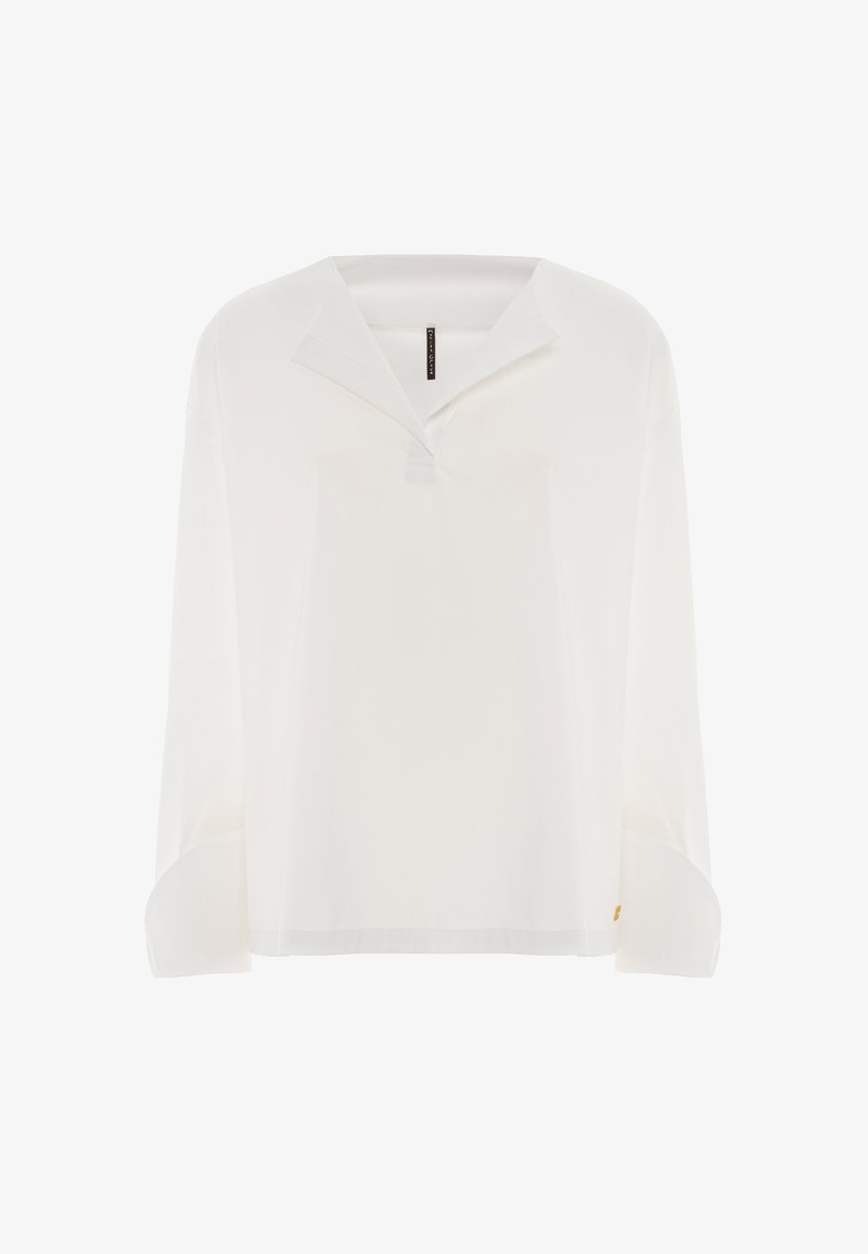 Camicia bianca a maniche lunghe con colletto a V, vestibilità ampia e spacchi laterali. Realizzata in tessuto leggero con una consistenza morbida.