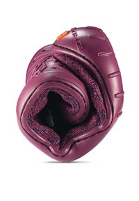 Fioletowa, wyściełana rękawica z teksturowanym skórzanym wykończeniem i dzianinowym wyściółką, z jaskrawym pomarańczowym akcentem oraz zakrzywionym, ergonomicznym kształtem.