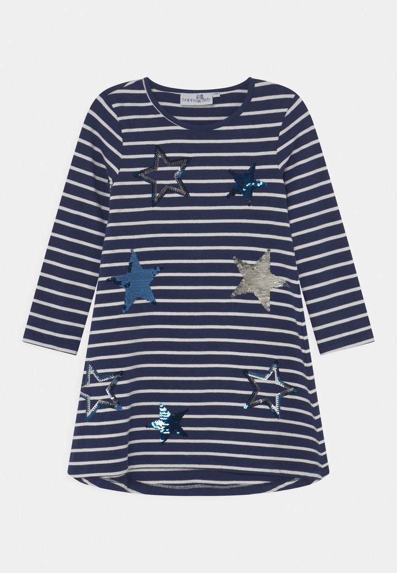 Granatowa i biała, paskowana sukienka z długim rękawem, ozdobiona srebrnymi i niebieskimi cekinowymi gwiazdkami w różnych rozmiarach. Sylwetka w kształcie litery A.