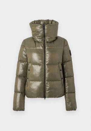 Giacca a vento corta di colore verde oliva lucido, con alto colletto, zip frontale, tasche laterali con bottoni a pressione e maniche lunghe.