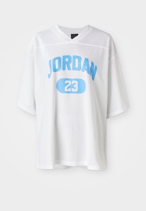 Maglia in mesh bianco con maniche corte, con il testo blu "JORDAN" e "23" all'interno di un ovale. Tessuto leggero e traspirante, vestibilità oversize.