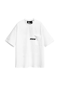 Camiseta blanca de manga corta hecha de algodón. Cuenta con un bolsillo en el lado izquierdo y el logo "MWM" en negro en la parte frontal. Cuello redondo.