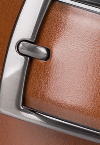 Brązowa teksturowana skóra z metaliczną srebrną klamrą. Klamra ma prostokątny kształt i gładkie wykończenie, podkreślone detalami na skórze.