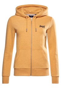 Sudadera con capucha amarilla y cremallera, de textura suave, con bolsillos frontales y un pequeño logo negro en el lado izquierdo del pecho.