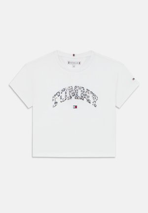 White cropped t-shirt made of cotton, featuring a leopard print "PUMA" graphic and a small logo accent on the sleeve. Short sleeves, round neckline.