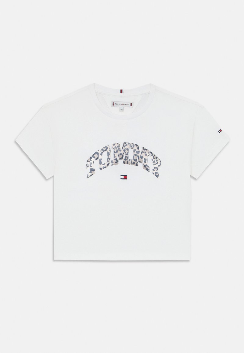 Bílý zkrácený tričko vyrobené z bavlny, s leopardím potiskem "PUMA" a malým logem na rukávu. Krátké rukávy, kulatý výstřih.