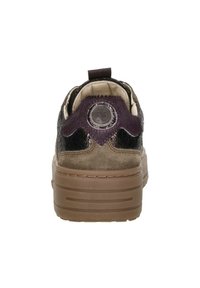 Sneaker met een gestructureerd zwart leren en olijfgroen suède bovenwerk. Kenmerkt zich door een ronde paarse accent aan de achterkant, met een stevige tan kleurige zool en een lusje om aan te trekken.
