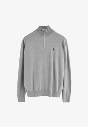 Suéter gris de cuello alto con cremallera media y puños acanalados. Presenta un pequeño logo oscuro en el lado izquierdo del pecho. Textura suave.