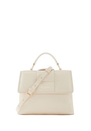 Sac à main en cuir couleur crème avec poignée supérieure et bandoulière ajustable, fermeture à rabat structurée et détails subtils en métal doré.