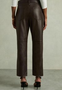 Reiss REGULAR FIT VERONA - Pantaloni de piele - chocolate