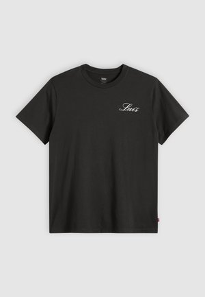 Čierne tričko s krátkym rukávom a okrúhlym výstrihom, na ľavej strane hrudníka biely nápis loga Levi's a malá červená značka na ľavom bočnom šve.