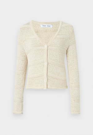 Strikket cardigan i beige med V-hals, lange ermer og fem knappelukking. Har et teksturert mønster og kort design.