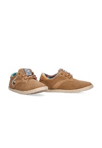 Zapatos de tela marrón con textura perforada, diseño con cordones y suelas de yute trenzado. Forro de colores y patrones visible dentro del zapato.