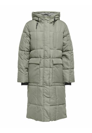 Abrigo largo acolchado verde con capucha, que presenta grandes bolsillos con parche y puños elásticos. El material es suave con una textura esponjosa.