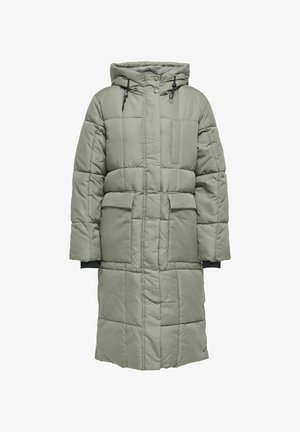 Abrigo largo acolchado verde con capucha, que presenta grandes bolsillos con parche y puños elásticos. El material es suave con una textura esponjosa.