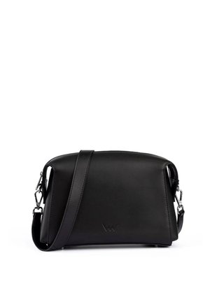 Černá kožená crossbody taška s elegantním designem, nastavitelným popruhem a decentním logem na přední straně. Hladká textura a strukturovaný tvar.