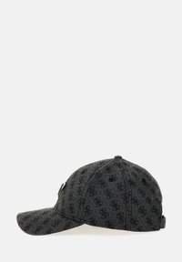 Svart cap med logo mønster, strukturert form og bøyd skjerm. Har en metallaccent på siden og et teksturert stoff.