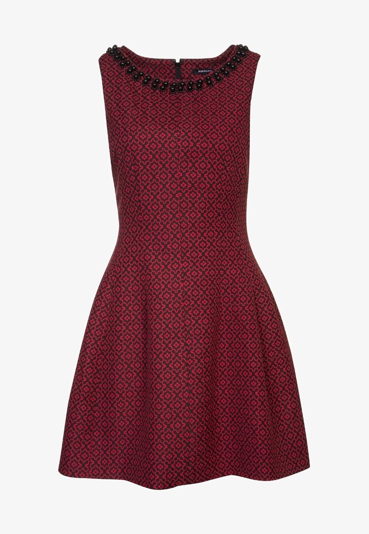 Robe rouge à motifs avec jupe évasée, décolleté arrondi orné de perles noires, sans manches, en tissu structuré.