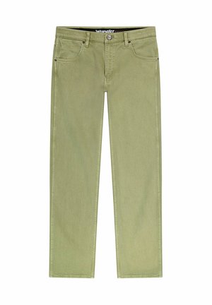 Jeans Wrangler de color verde claro, confeccionados en algodón, con un corte recto, cinco bolsillos y detalles de metal, que presentan una sutil textura y costuras.