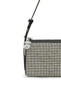 Czarna torebka ozdobiona srebrnymi cyrkoniami, prostokątna, o gładkiej teksturze i z małym zawieszką.
