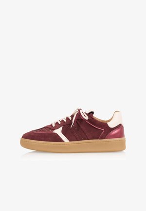 Bordeaux en crème suède sneakers met een textuur rubberen zool, voorzien van geperforeerde details en metallic accenten op de hiel.