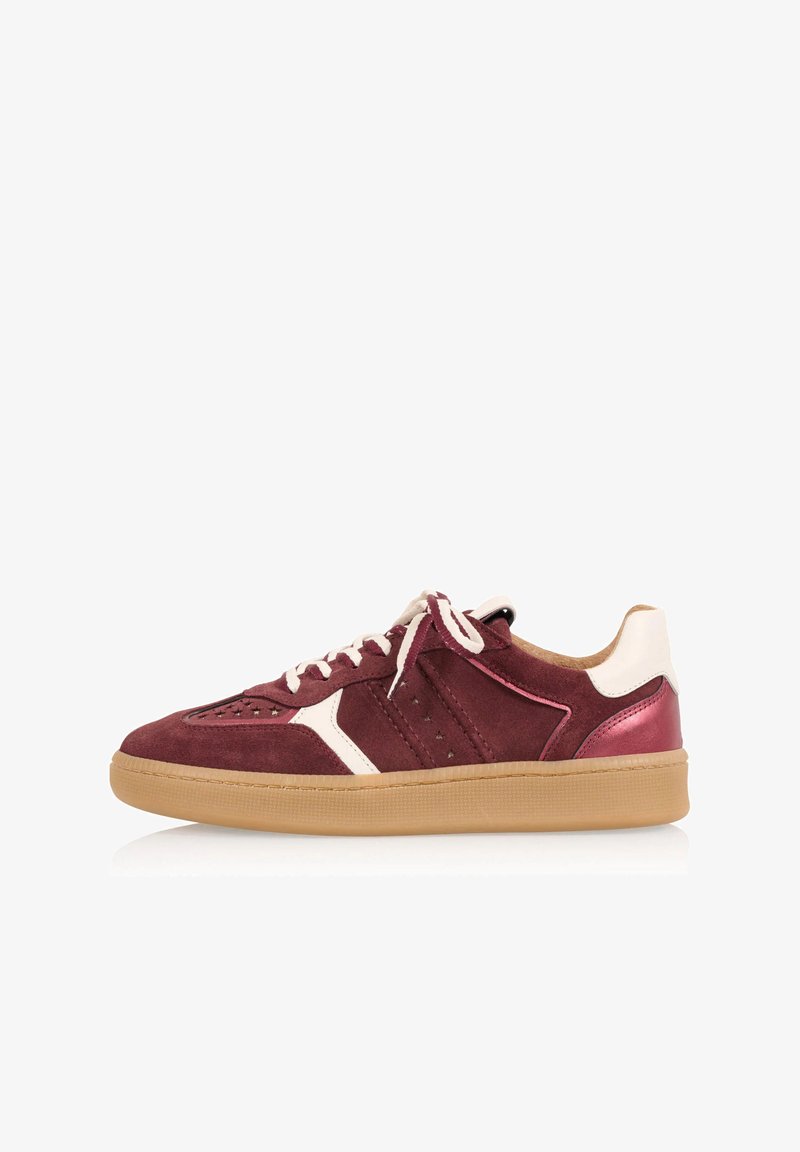 Bordeaux en crème suède sneakers met een textuur rubberen zool, voorzien van geperforeerde details en metallic accenten op de hiel.