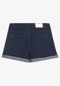 Shorts de mezclilla azul oscuro con dobladillo doblado, que cuentan con dos bolsillos traseros y una etiqueta en la cintura. Textura lisa y diseño de corte recto.