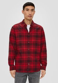 Rood-zwart geruit overhemd met knopen in flanel stof; heeft een kraag, knopen aan de voorkant en lange mouwen met knoopmanchetten.