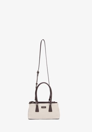 Sac à main rectangulaire beige avec poignées marron foncé et bandoulière ajustable, fermeture éclair sur le dessus, et petite étiquette de marque à l'avant.