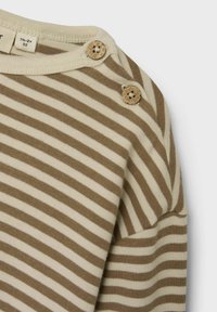 Camicia a maniche lunghe a righe con righe beige e marroni alternate. Include bottoni decorativi marroni sulla spalla. Tessuto morbido.